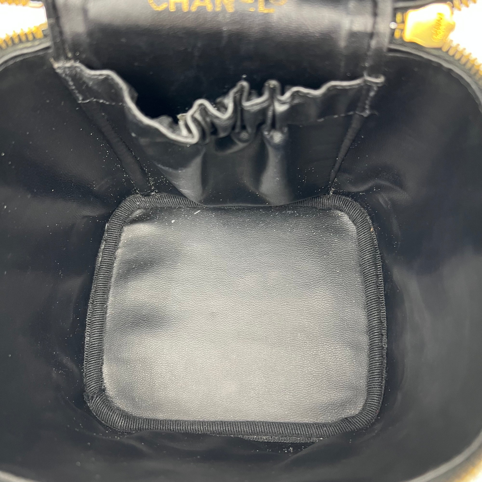 Vintage Vanity Bag Black in Calfskin, Gold hardware - Image 16