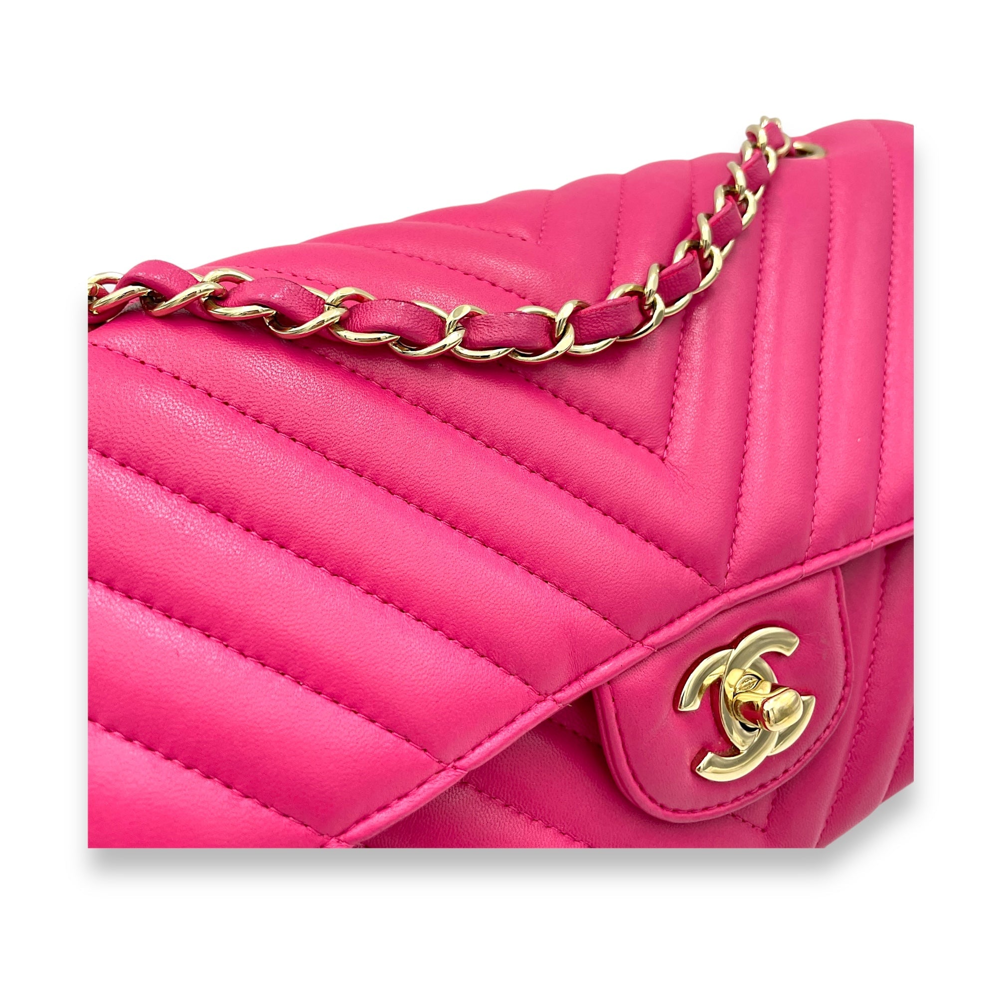 Classic Chevron Shoulder Bag in Calfskin, Gold hardware - Image 7