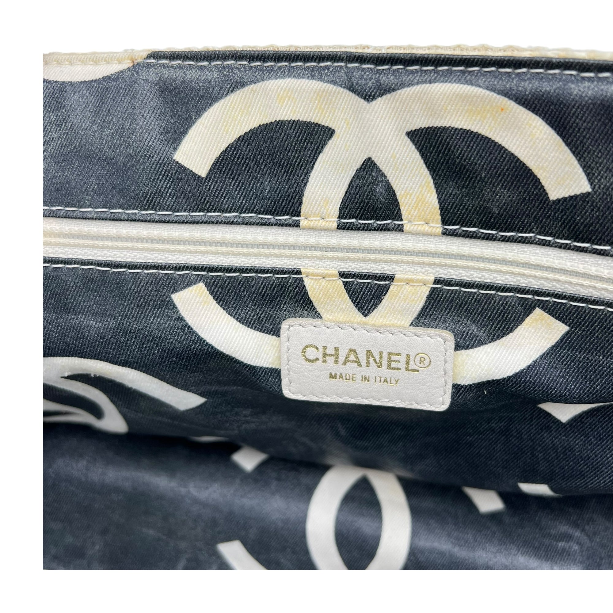 CC White Shoulder Bag in Raffia, Resin hardware - Image 8